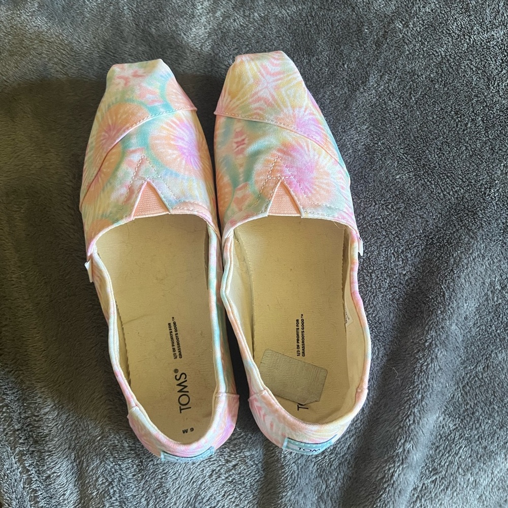 Lightly worn TOMS